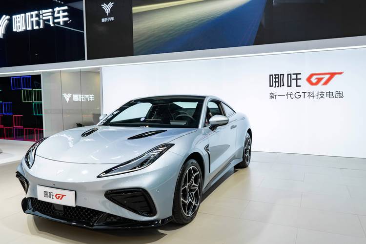 重庆104哪吒汽车在智能汽车领域的表现，领途汽车在新能源汽车市场中的影响力